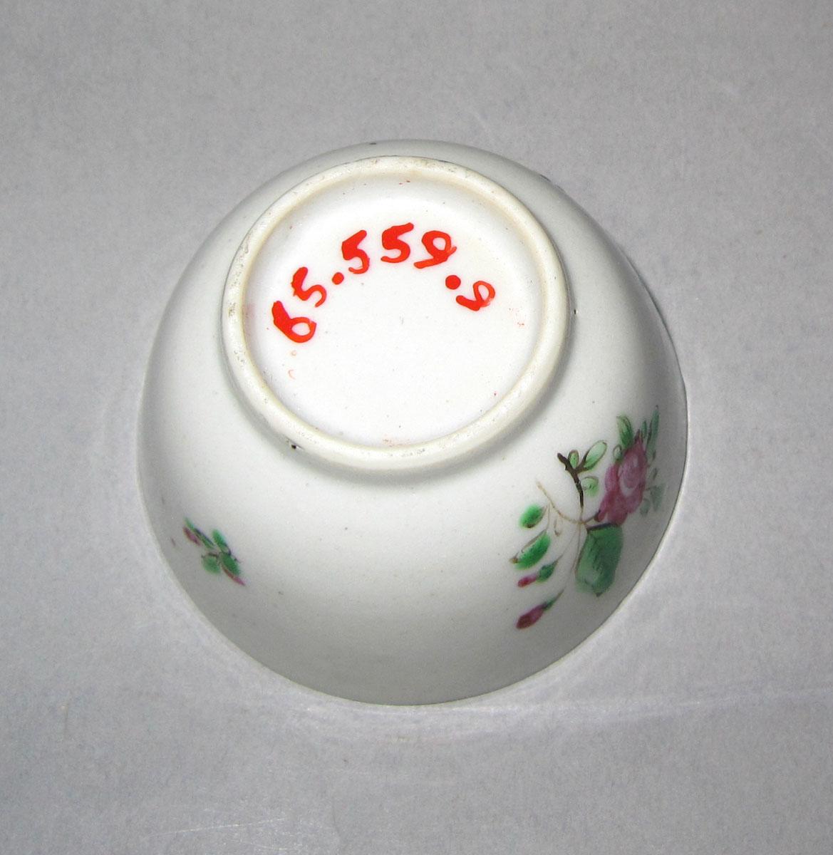 1965.0559.009 Porcelain teabowl underside