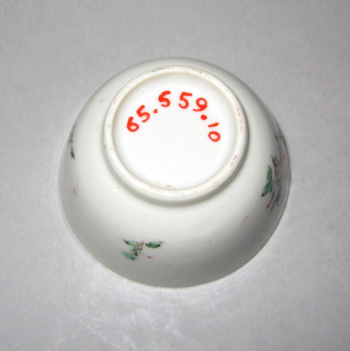 1965.0559.010 Porcelain teabowl underside
