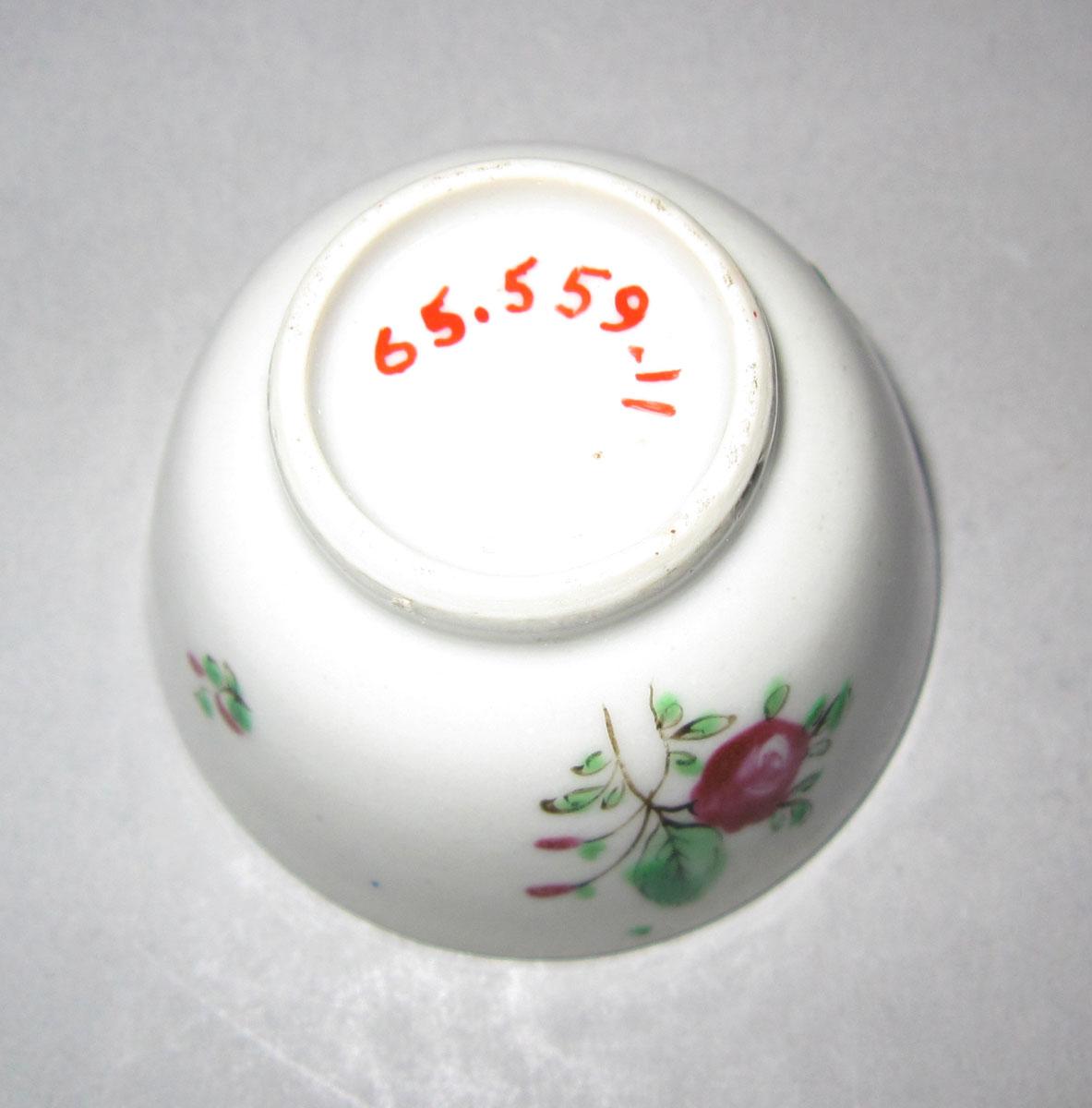 1965.0559.011 Porcelain teabowl underside