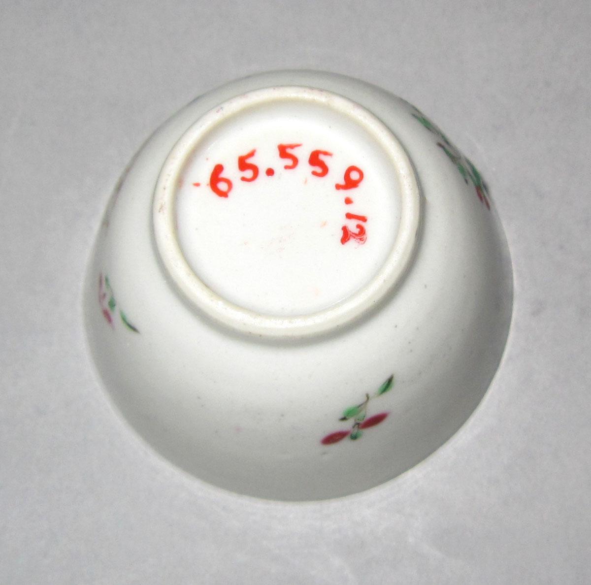 1965.0559.012 Porcelain teabowl underside