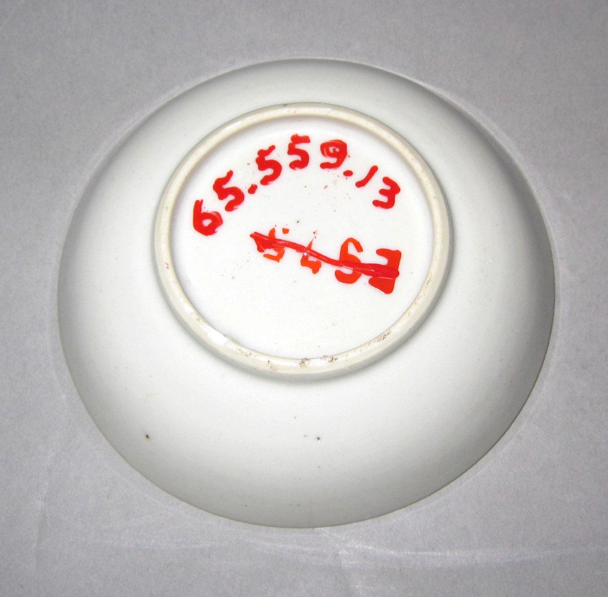 1965.0559.013 Porcelain saucer underside