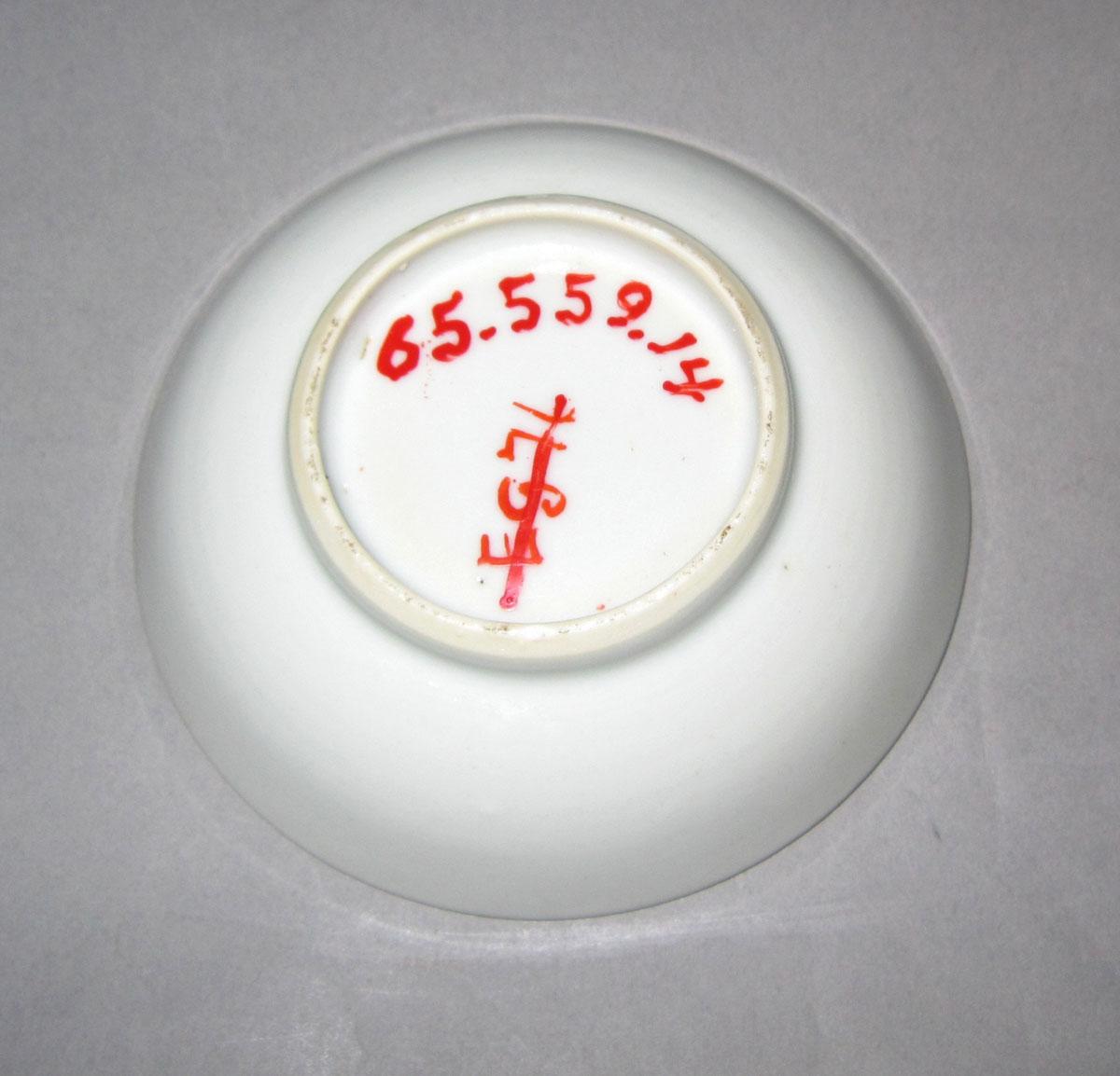 1965.0559.014 Porcelain saucer underside