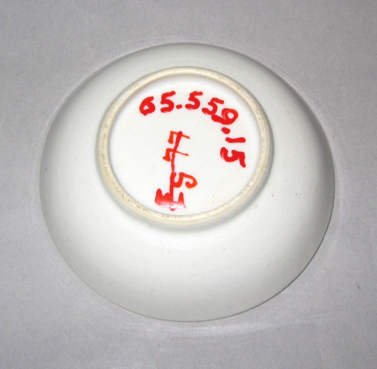 1965.0559.015 Porcelain saucer underside
