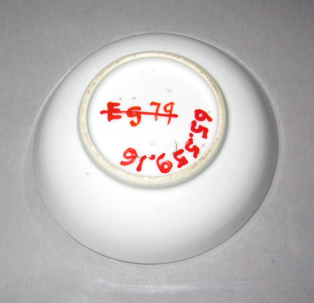 1965.0559.016 Porcelain saucer underside