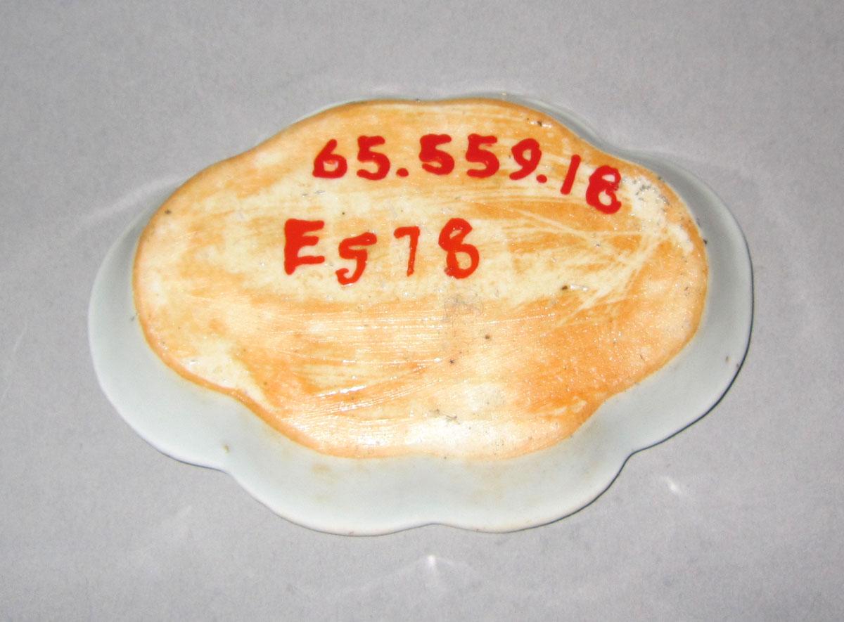1965.0559.018 Porcelain spoon tray underside