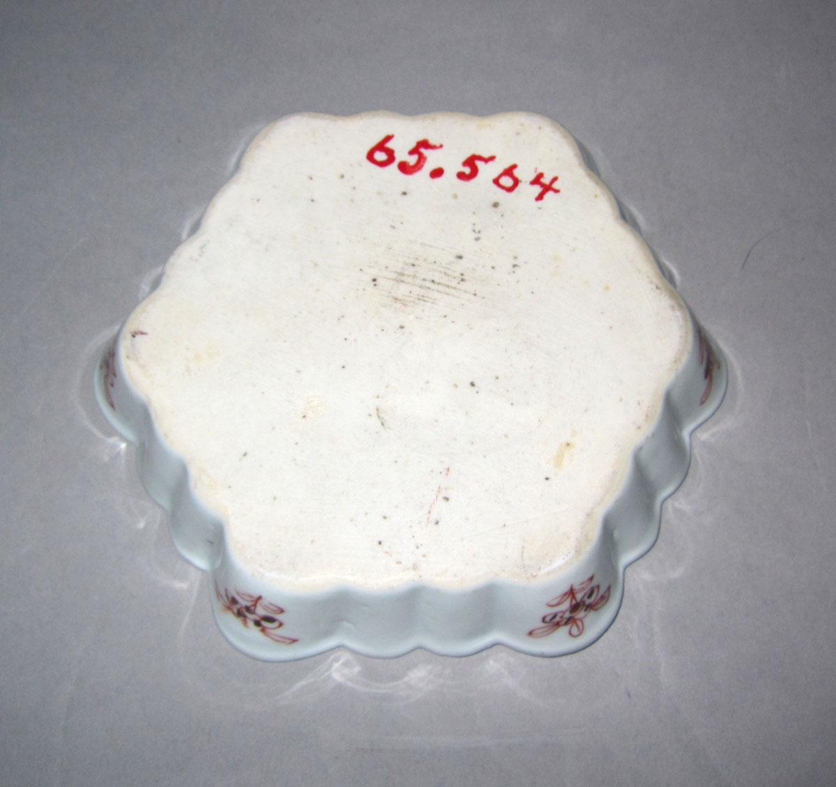 1965.0564 Porcelain teapot stand underside