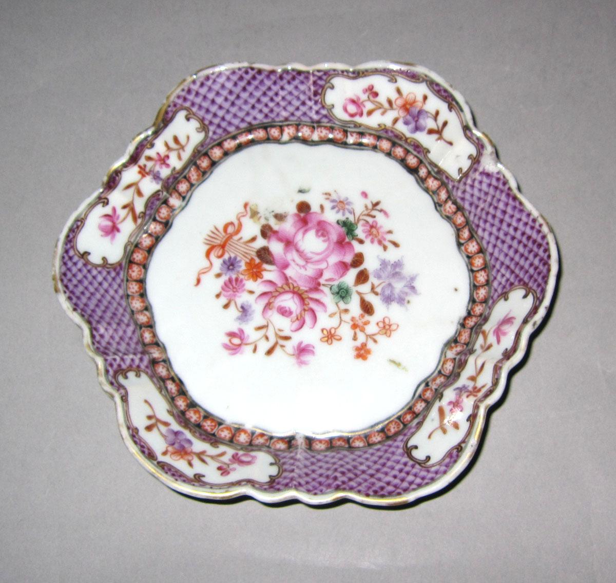 1965.0565 Porcelain teapot stand