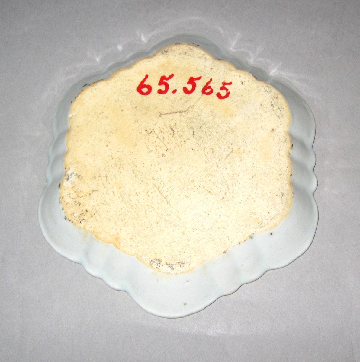 1965.0565 Porcelain teapot stand underside