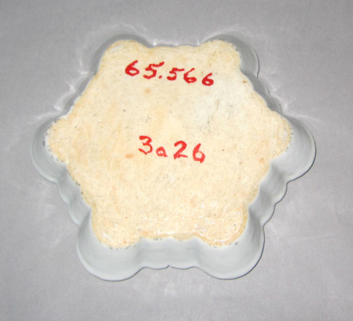 1965.0566 Porcelain teapot stand underside