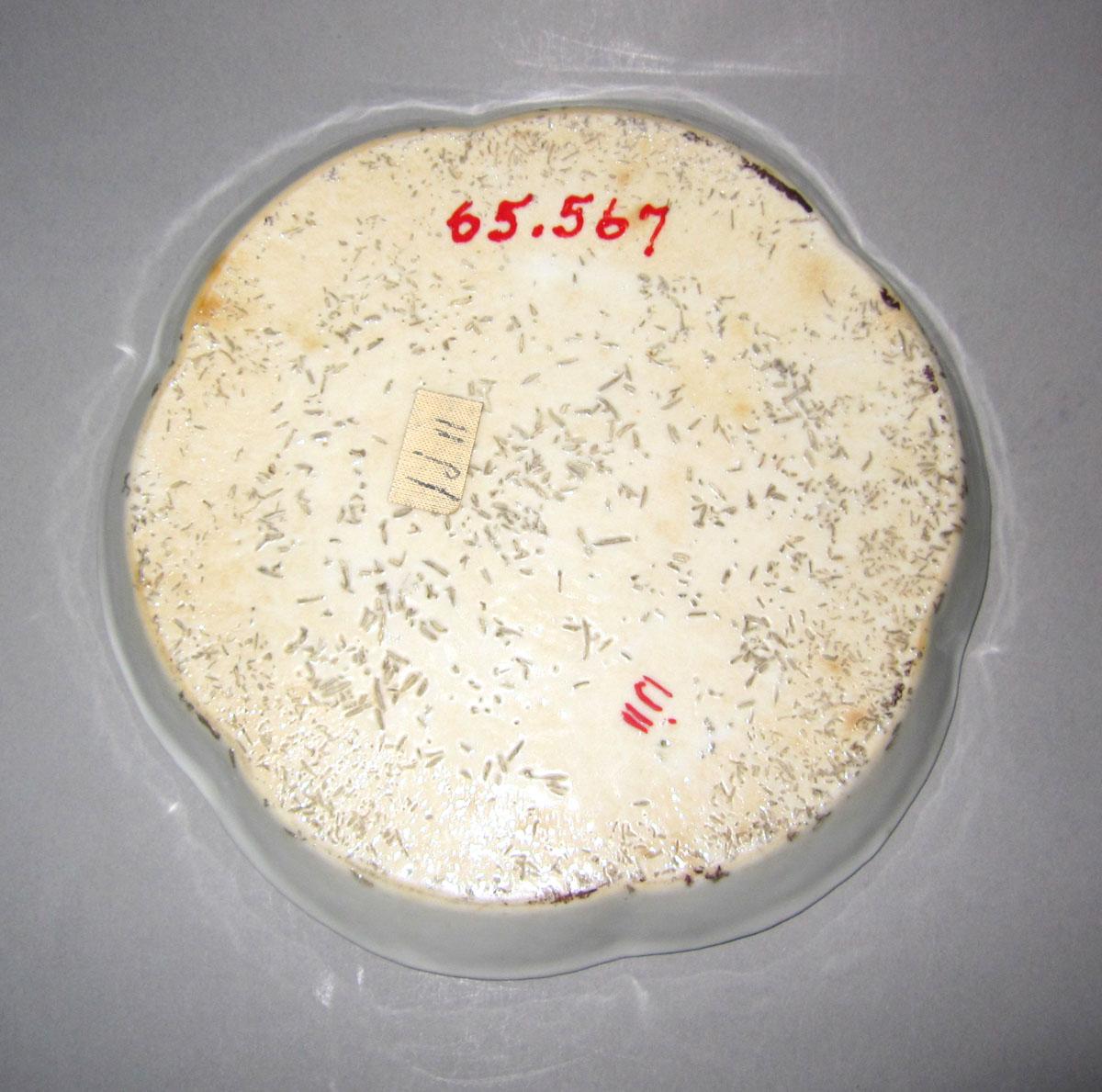 1965.0567 Porcelain teapot stand underside