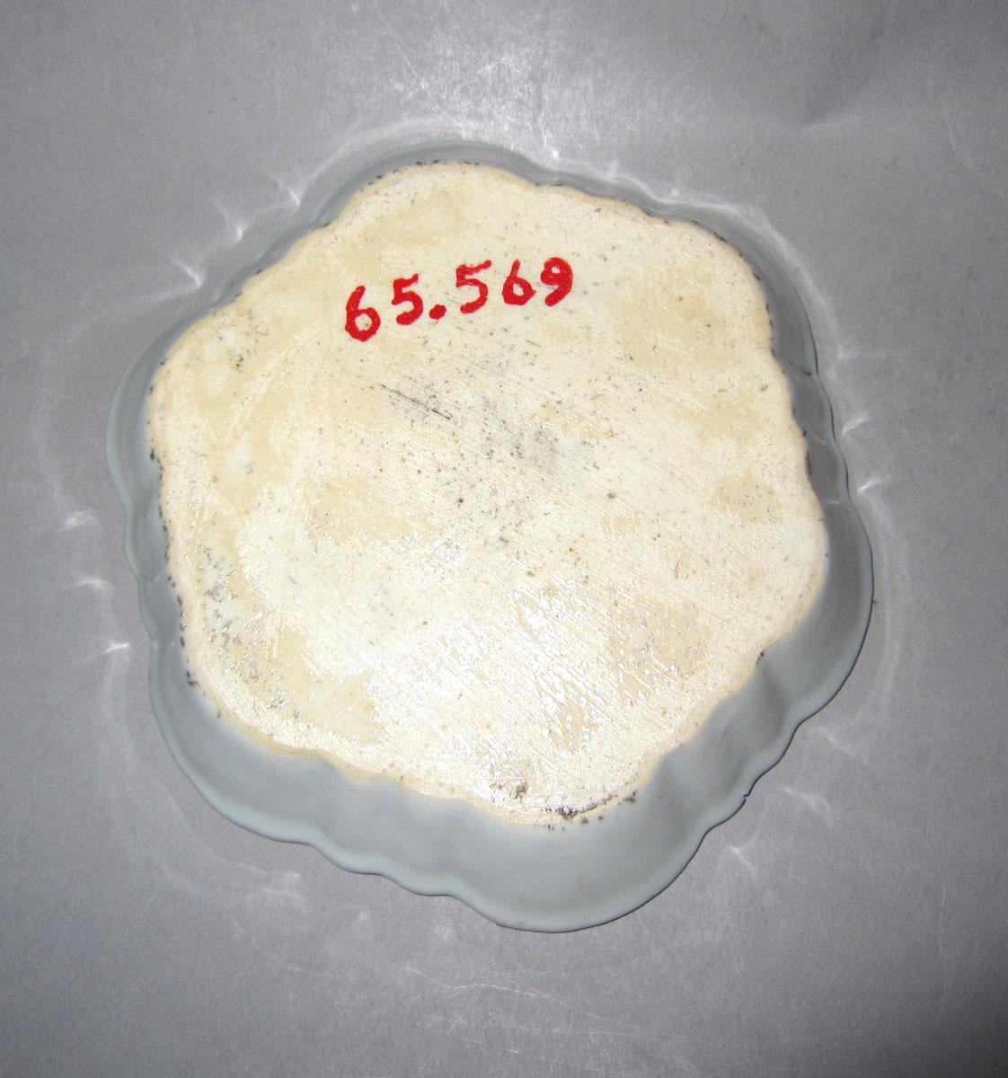 1965.0569 Porcelain teapot stand underside