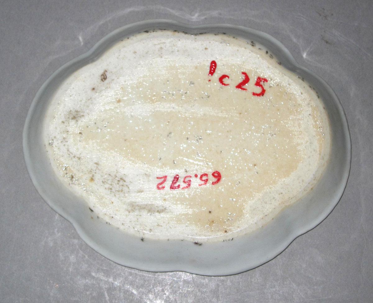 1965.0572 Porcelain spoon tray underside