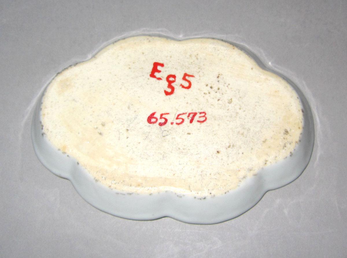 1965.0573 Porcelain spoon tray underside