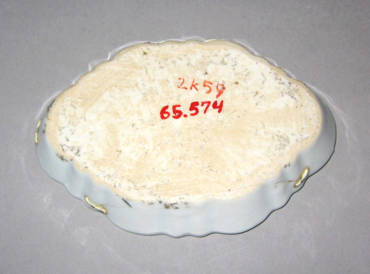 1965.0574 Porcelain spoon tray underside