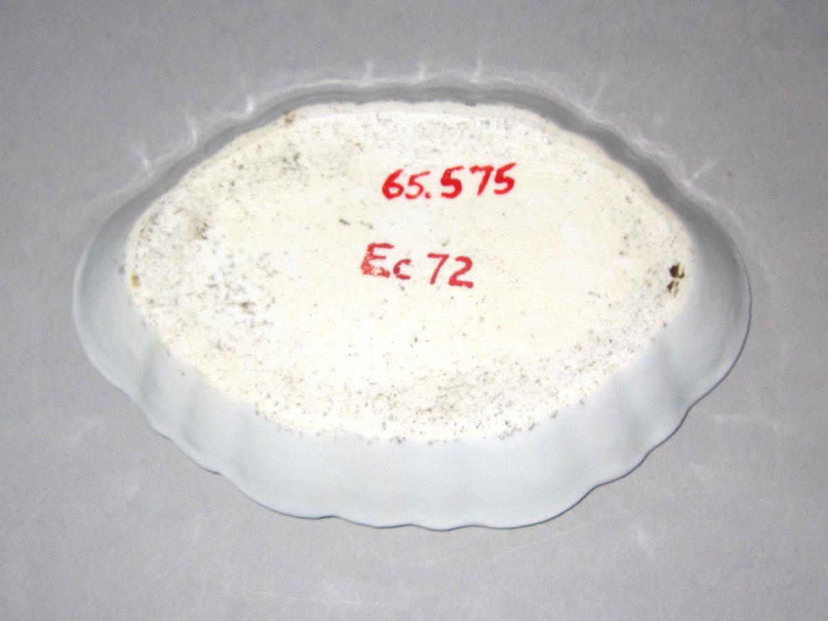 1965.0575 Porcelain spoon tray underside