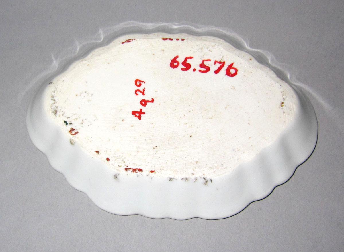 1965.0576 Porcelain spoon tray underside