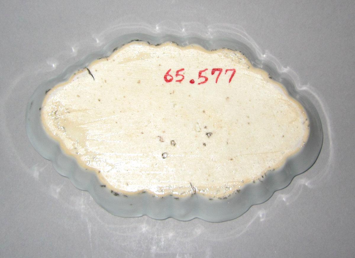 1965.0577 Porcelain spoon tray underside