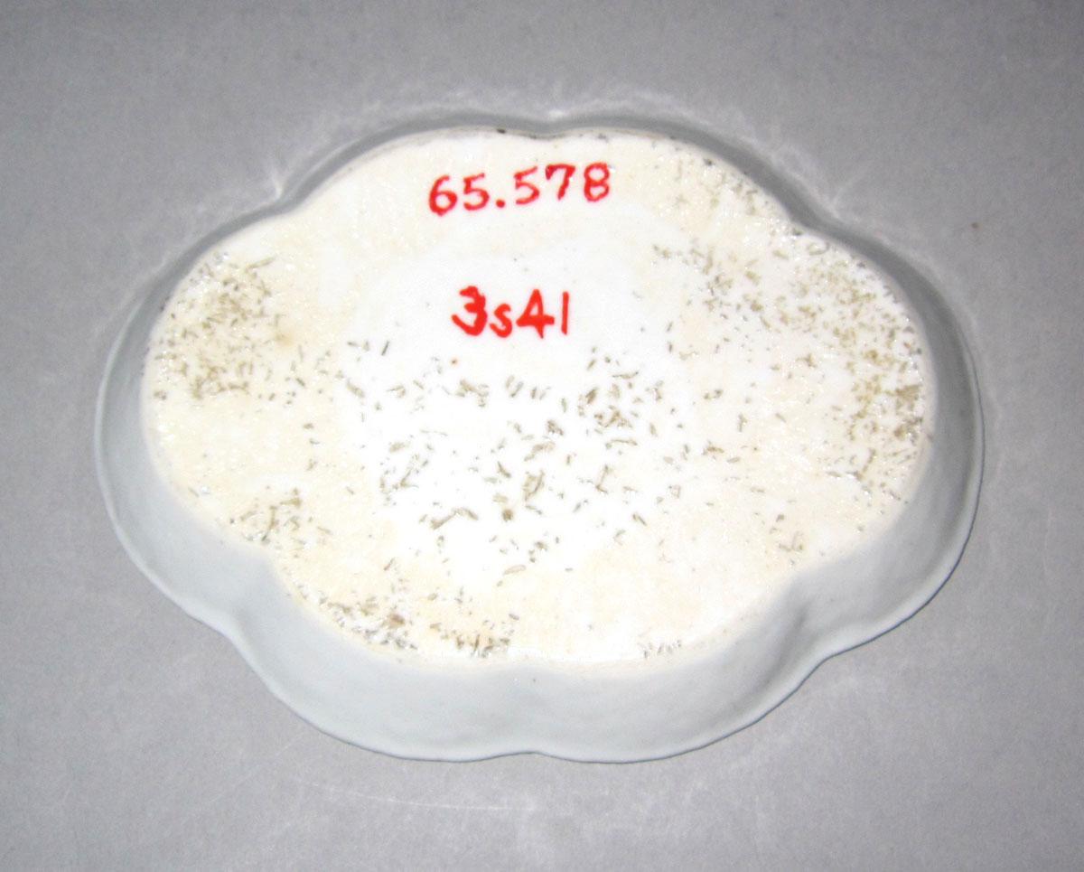 1965.0578 Porcelain spoon tray underside