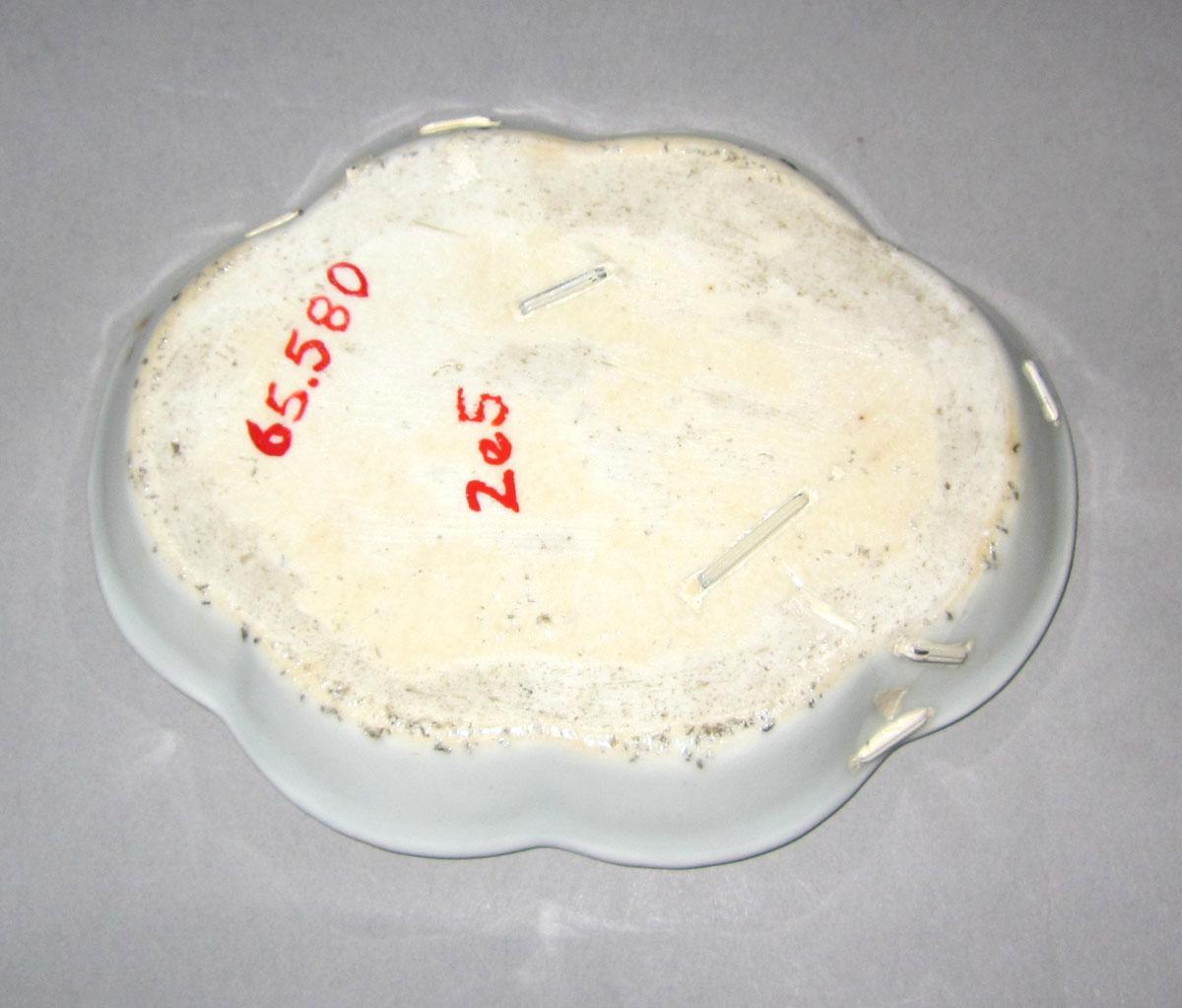 1965.0580 Porcelain spoon tray underside