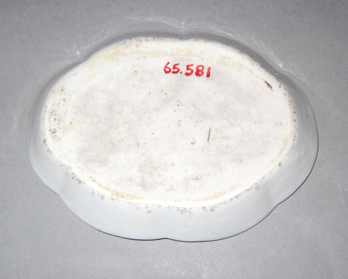 1965.0581 Porcelain spoon tray underside