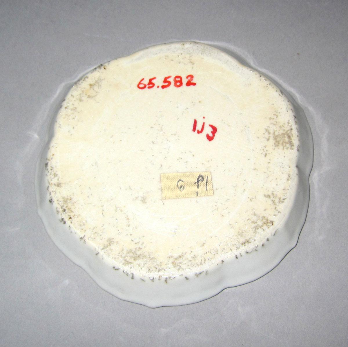 1965.0582 Porcelain teapot stand underside