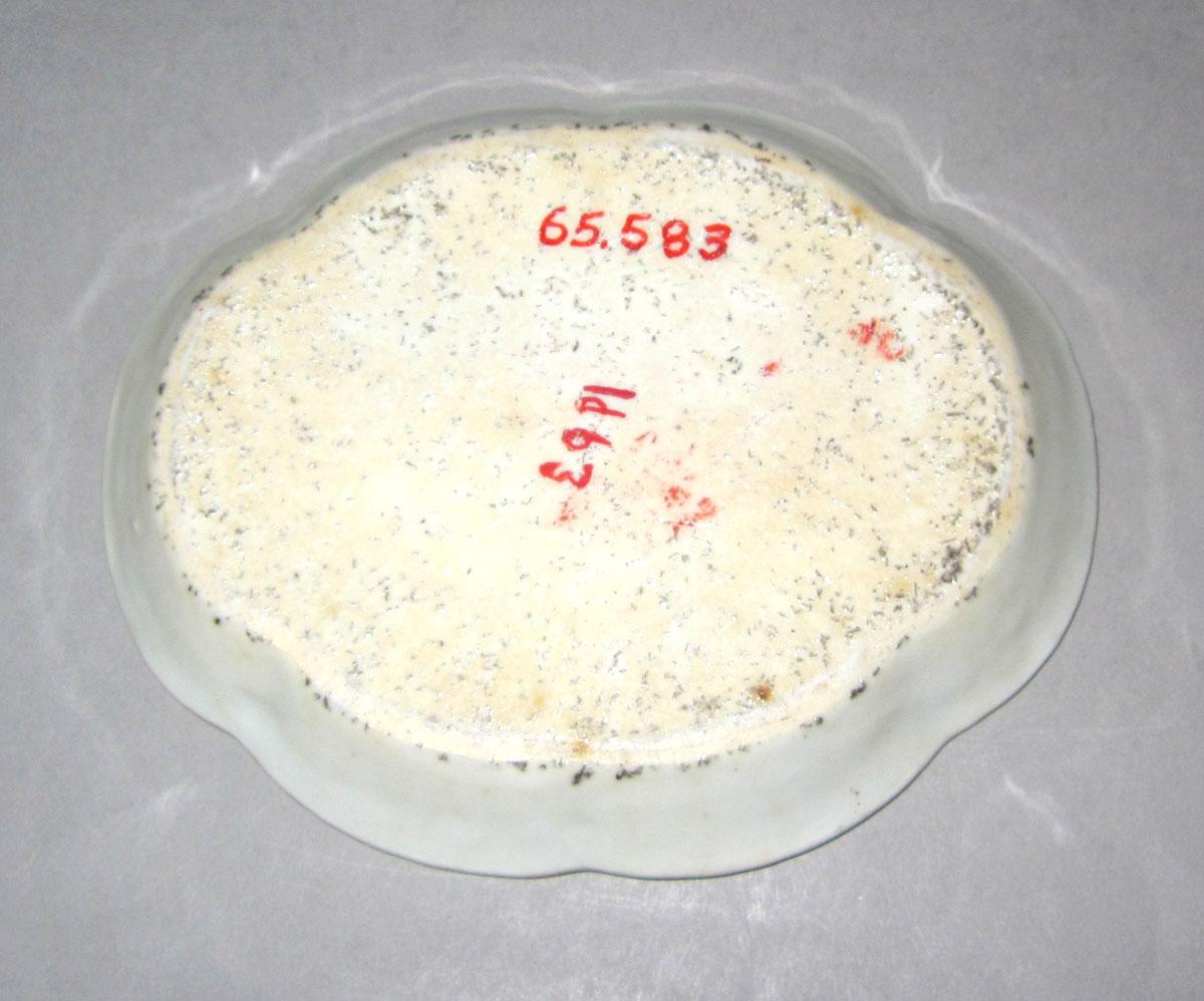 1965.0583 Porcelain spoon tray underside