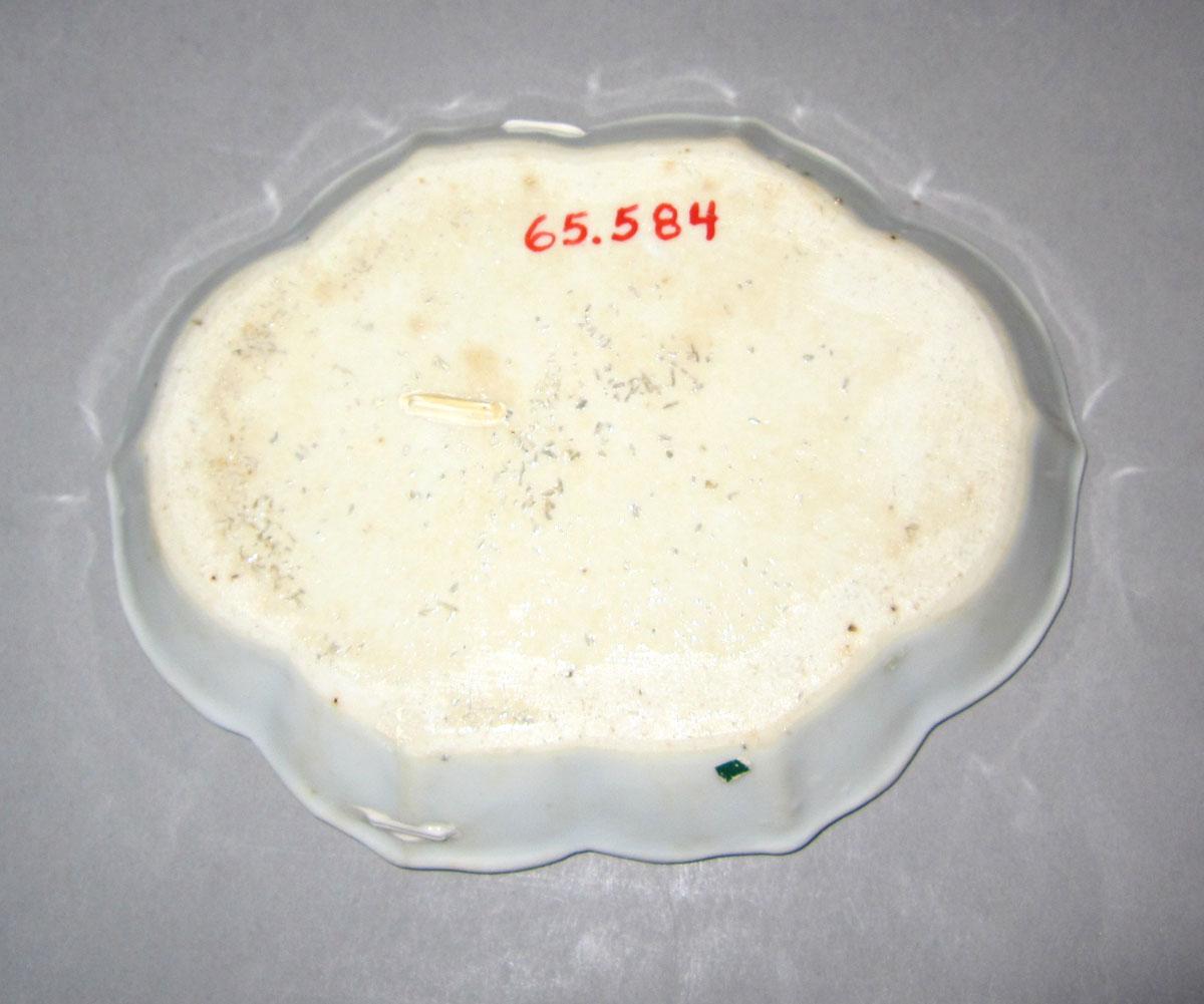 1965.0584 Porcelain spoon tray underside