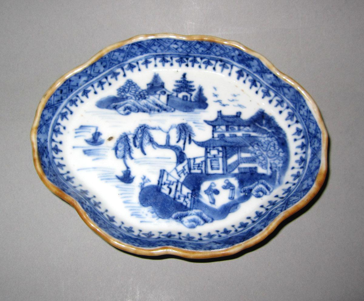 1965.0585 Porcelain spoon tray