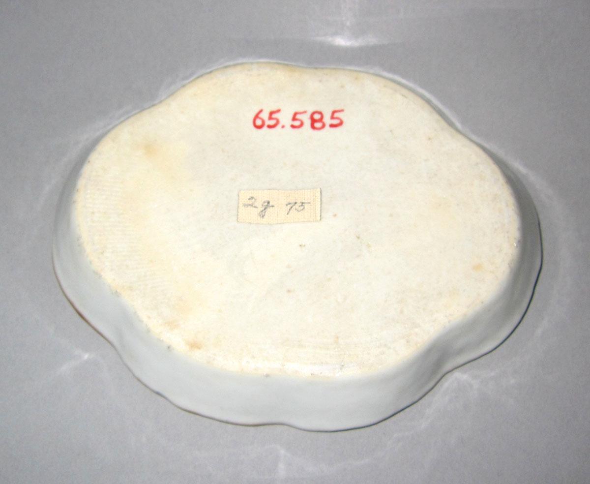 1965.0585 Porcelain spoon tray underside