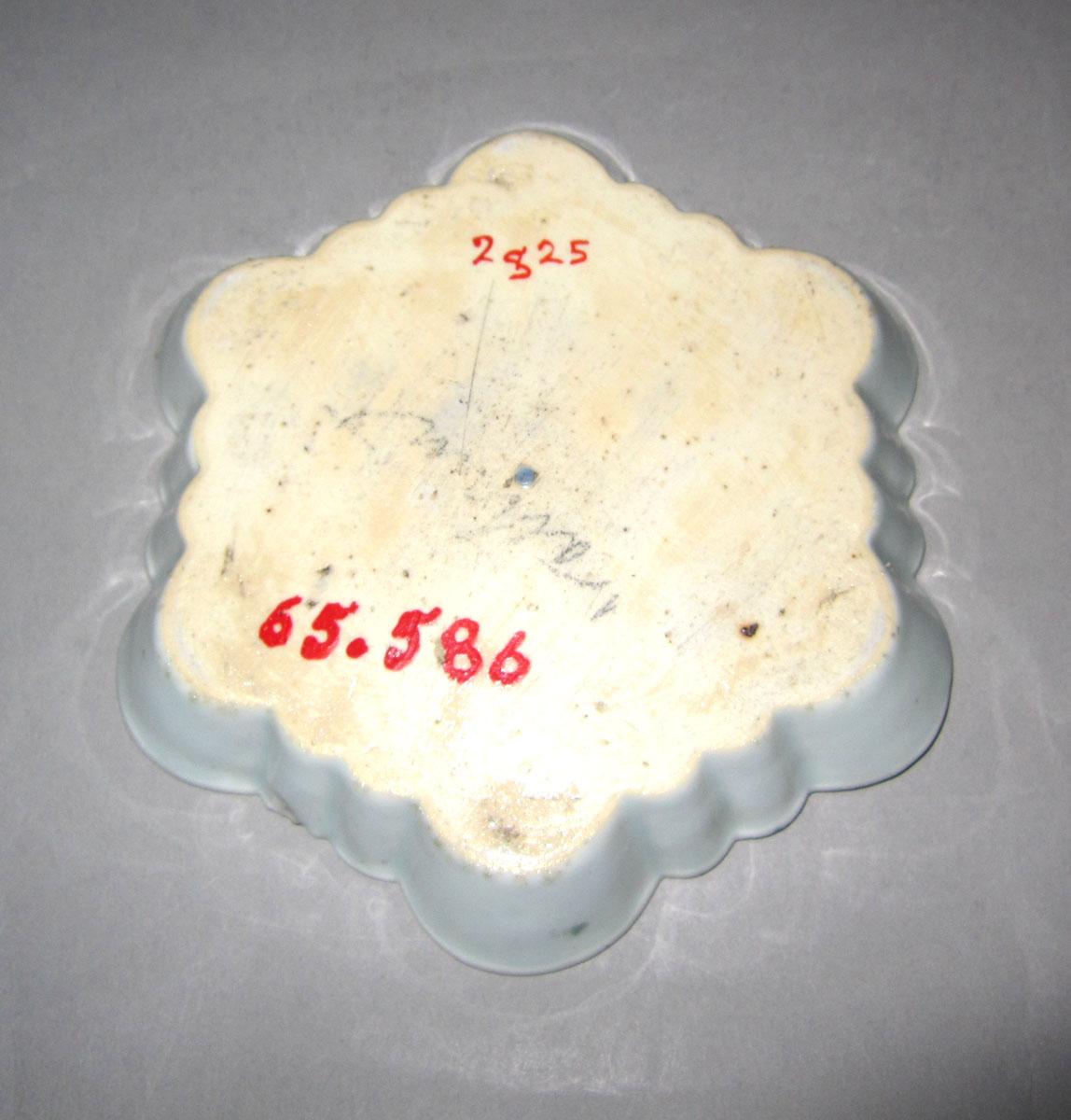 1965.0586 Porcelain teapot stand underside