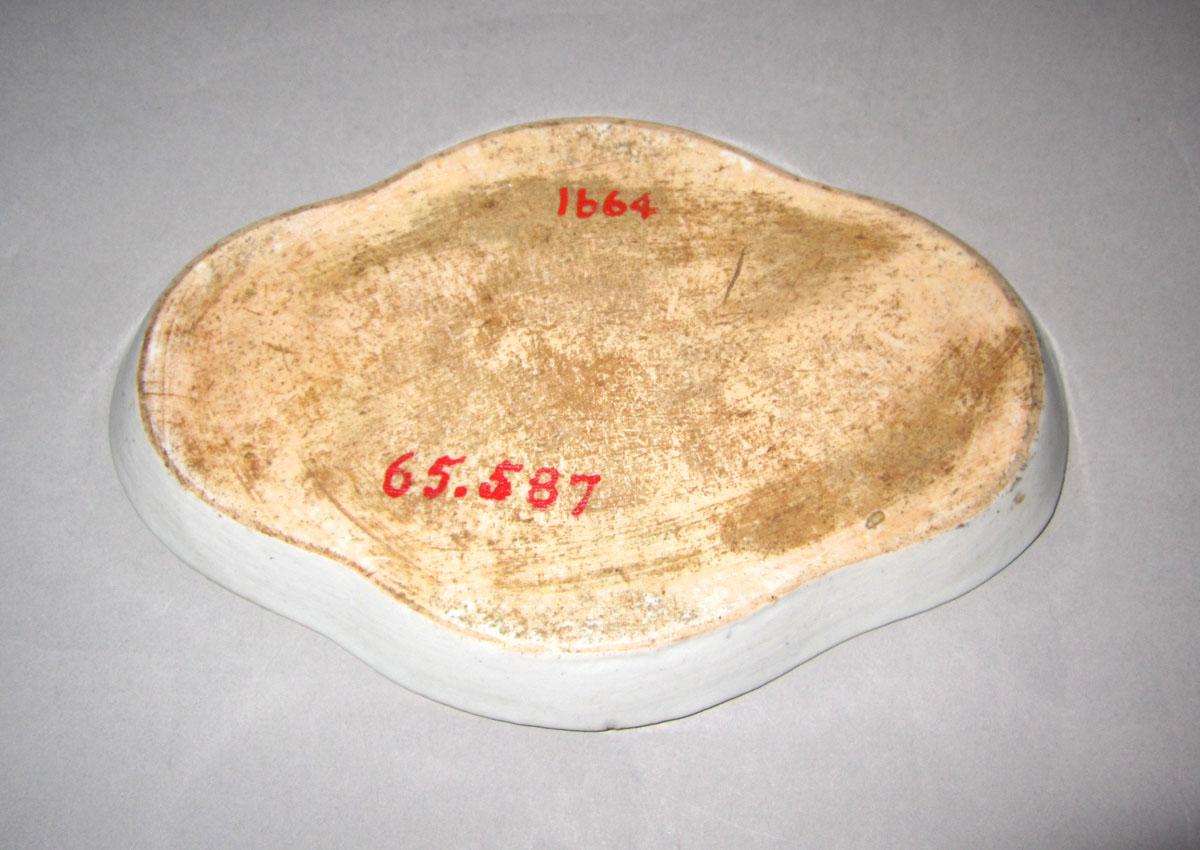 1965.0587 Porcelain dish underside