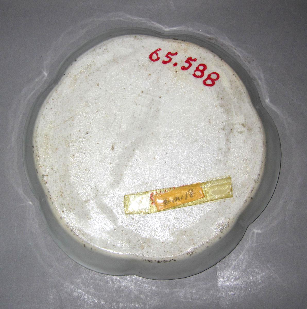 1965.0588 Porcelain teapot stand underside