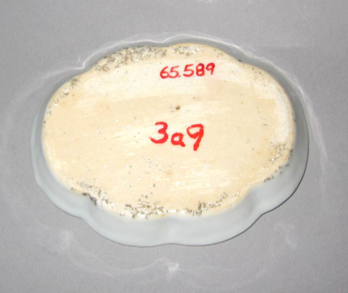 1965.0589 Porcelain spoon tray underside