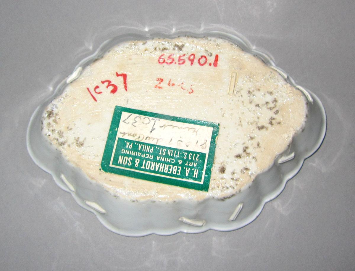1965.0590.001 Porcelain spoon tray underside