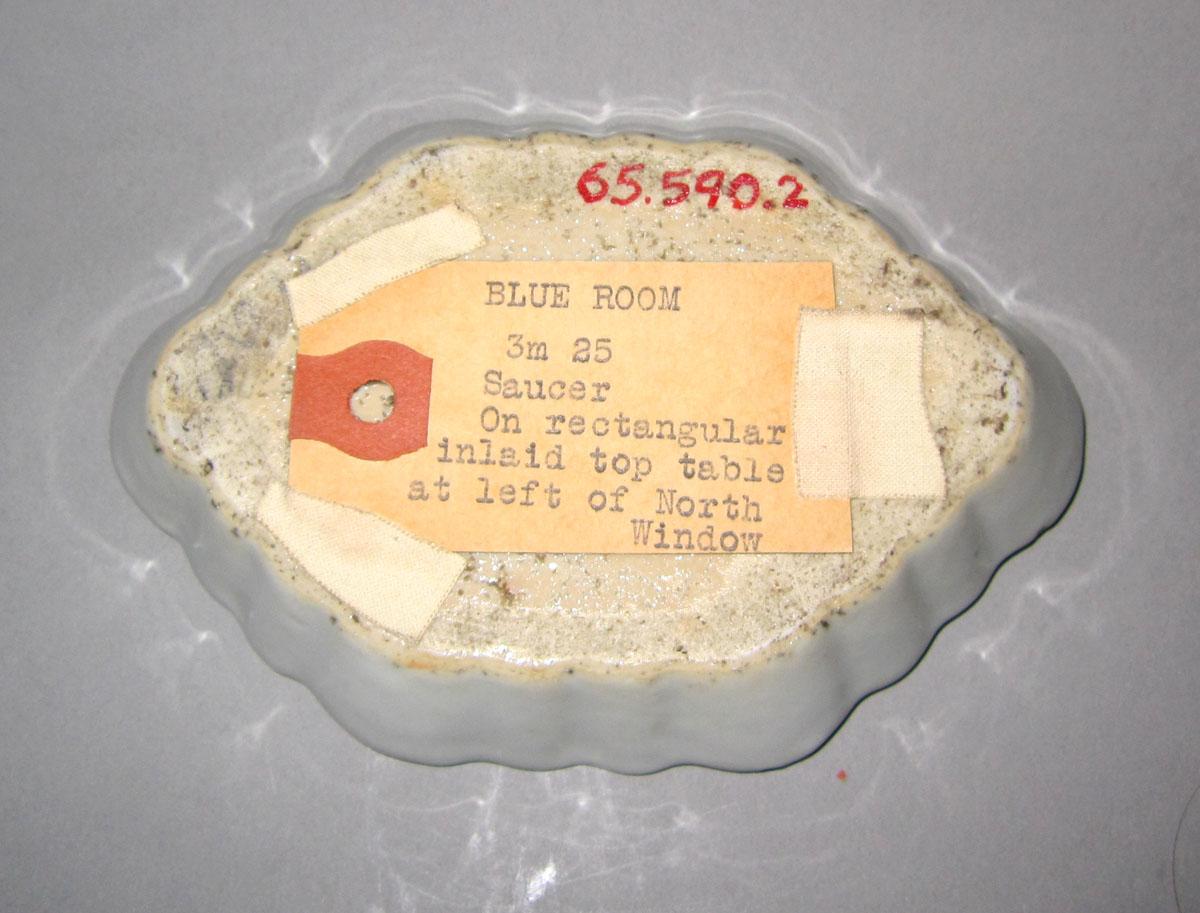 1965.0590.002 Porcelain spoon tray underside