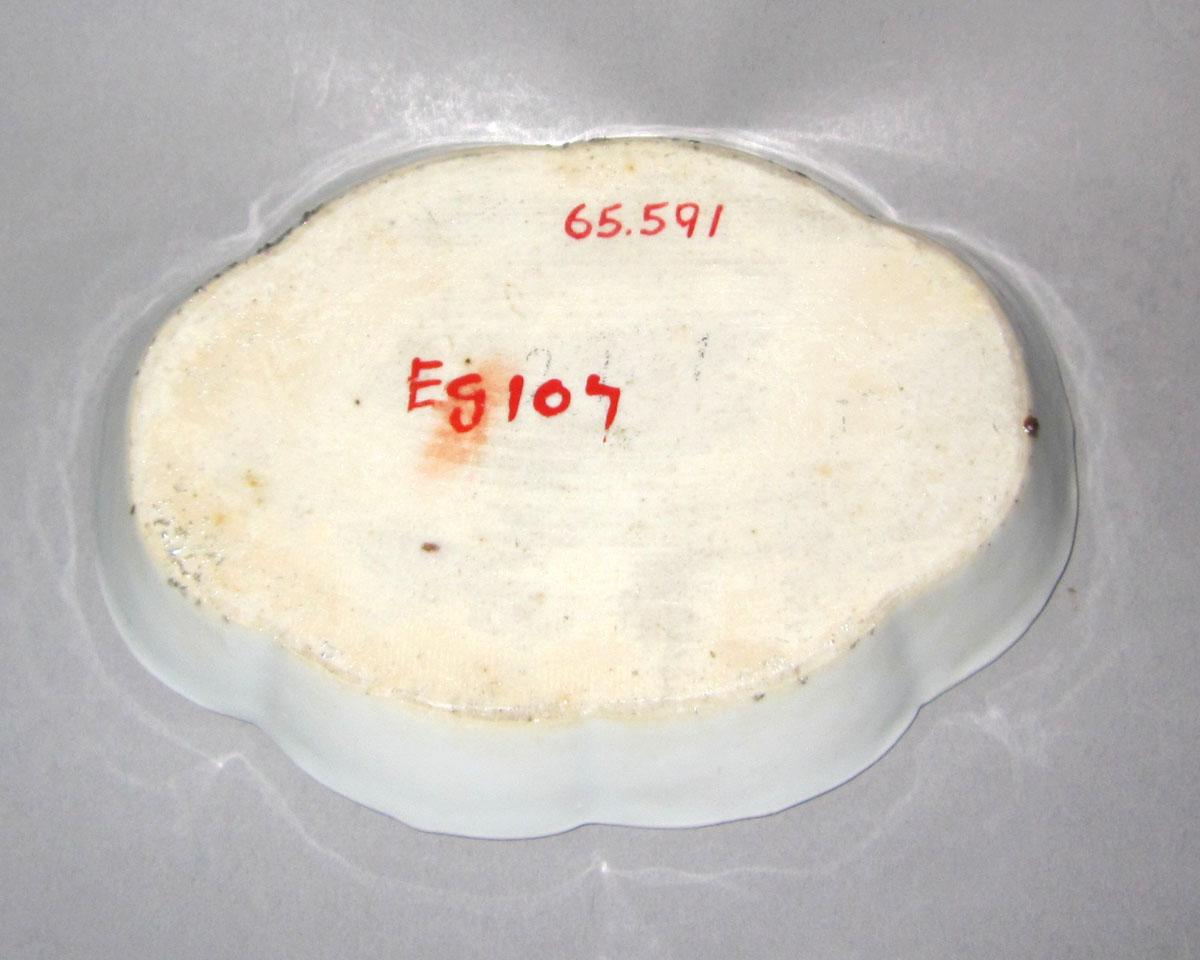 1965.0591 Porcelain spoon tray underside