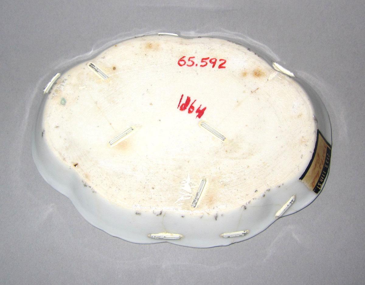 1965.0592 Porcelain spoon tray underside