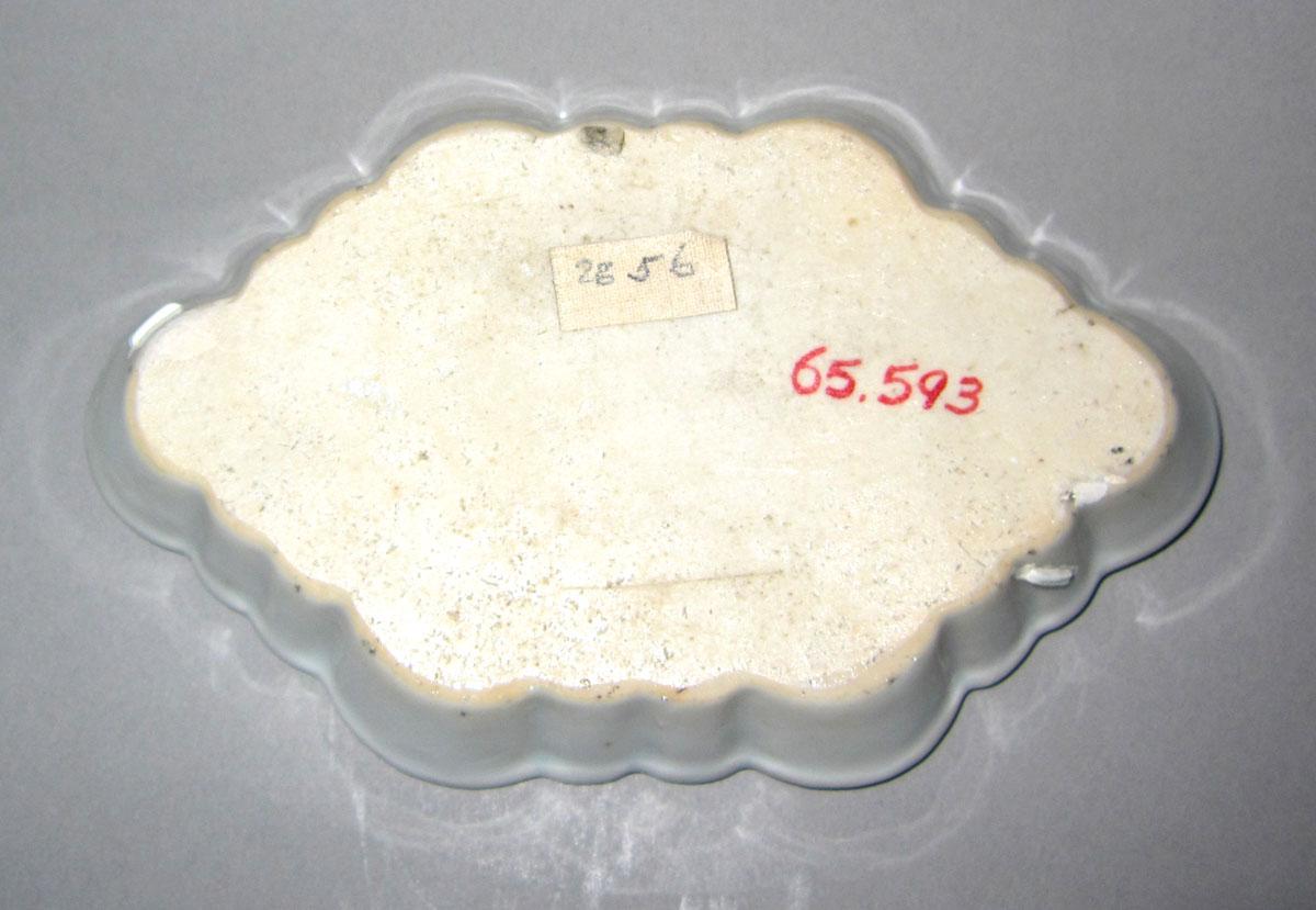 1965.0593 Porcelain spoon tray underside
