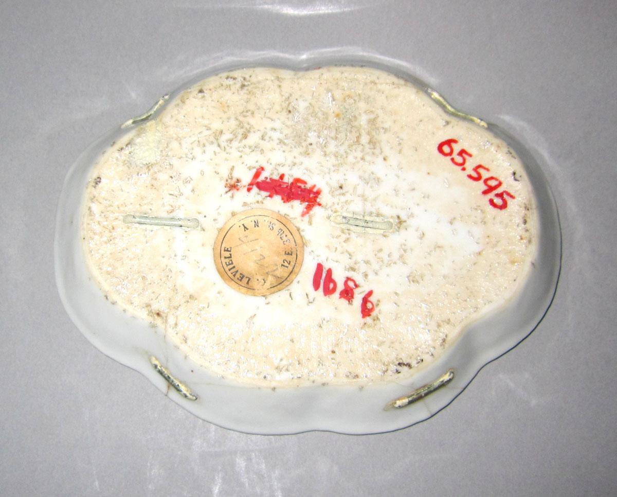 1965.0595 Porcelain spoon tray underside