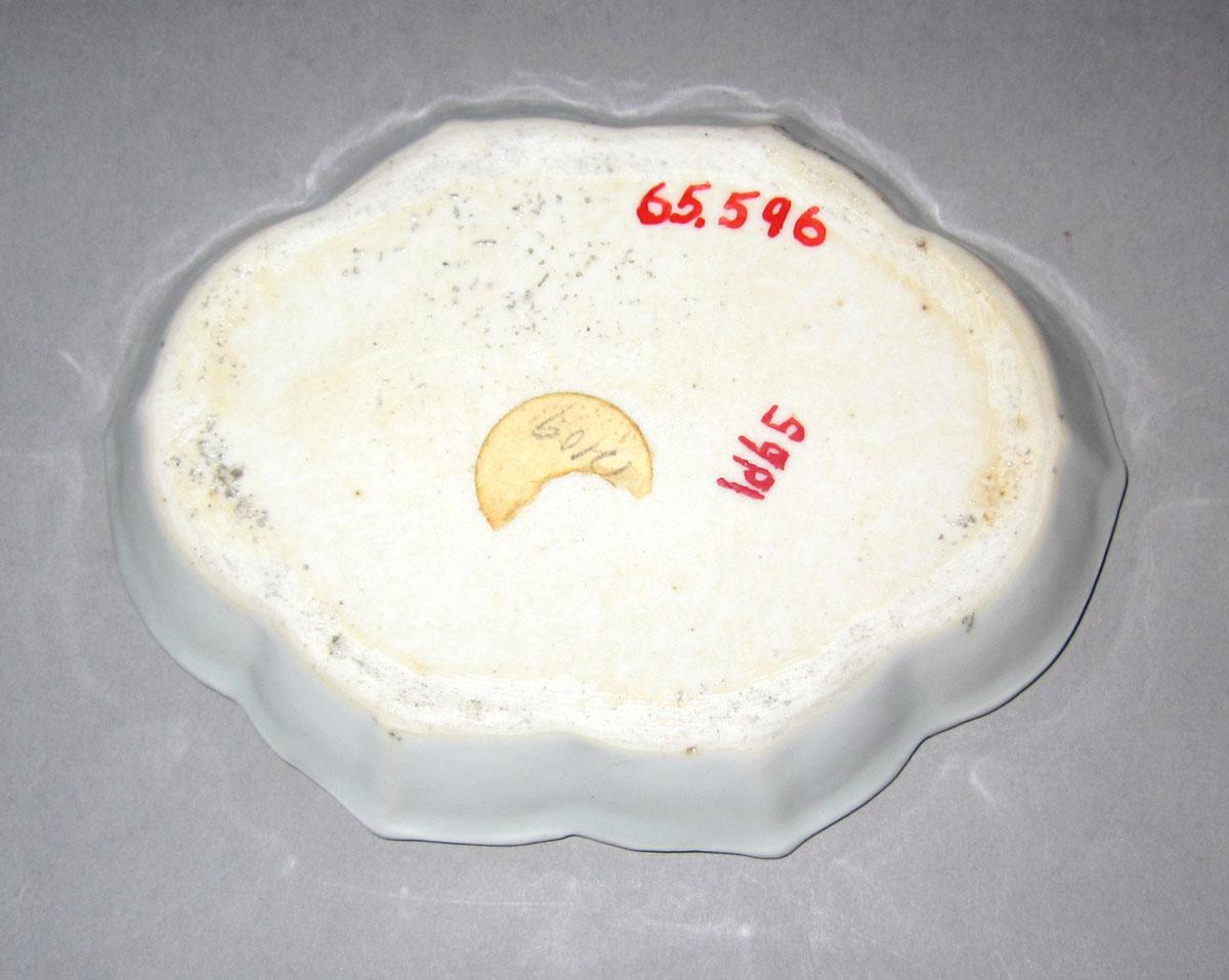 1965.0596 Porcelain spoon tray underside