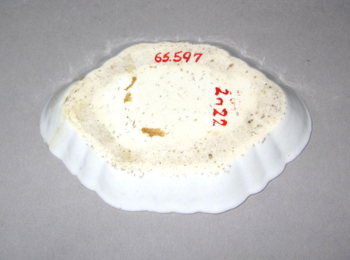 1965.0597 Porcelain spoon tray underside