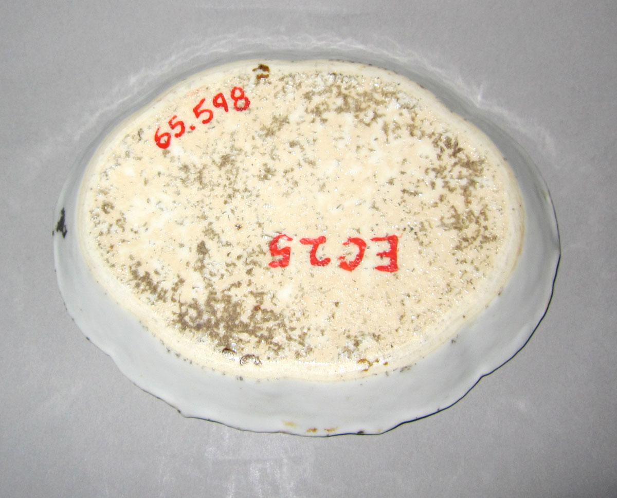 1965.0598 Porcelain dish underside