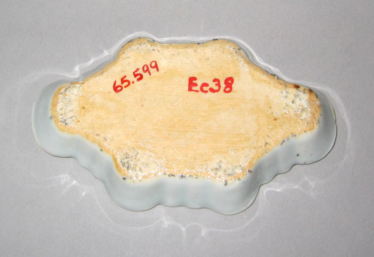1965.0599 Porcelain spoon tray underside