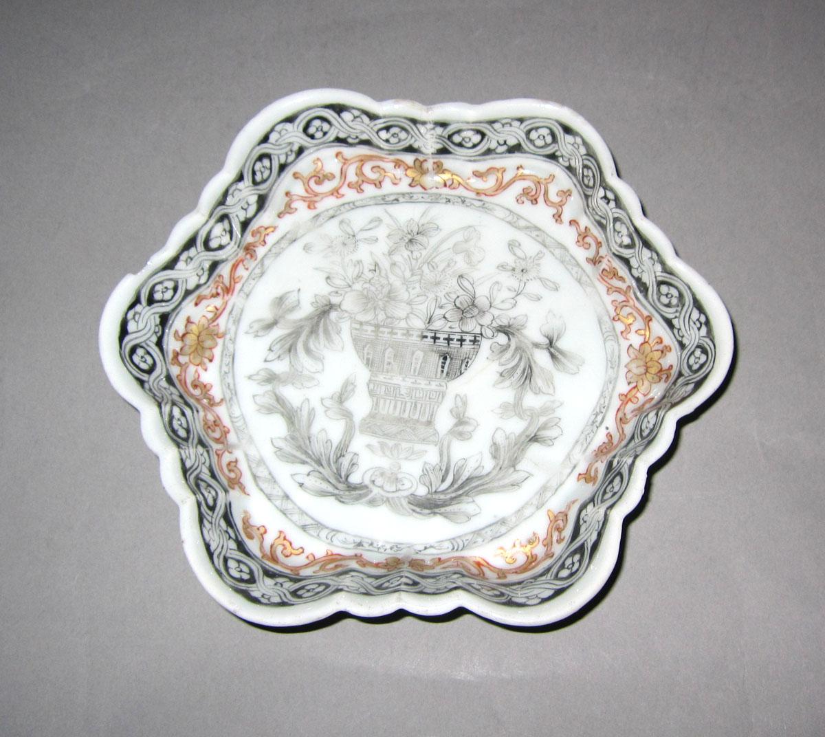1965.0606 Porcelain teapot stand