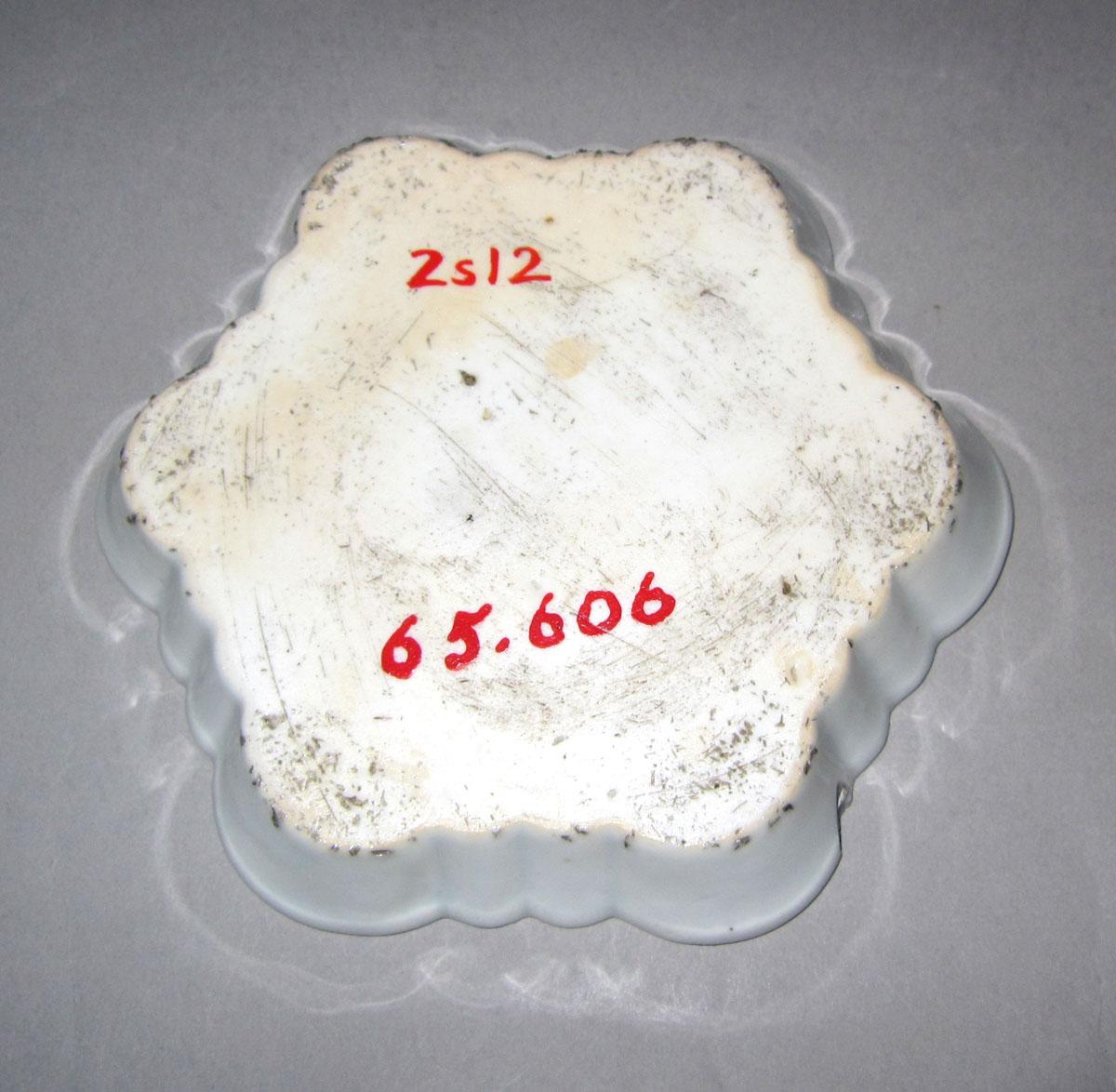 1965.0606 Porcelain teapot stand underside