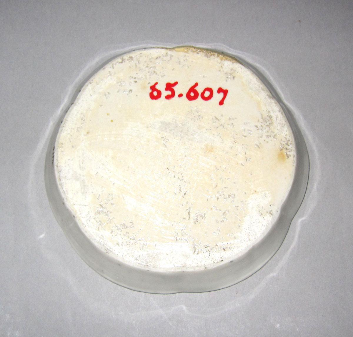 1965.0607 Porcelain teapot stand underside