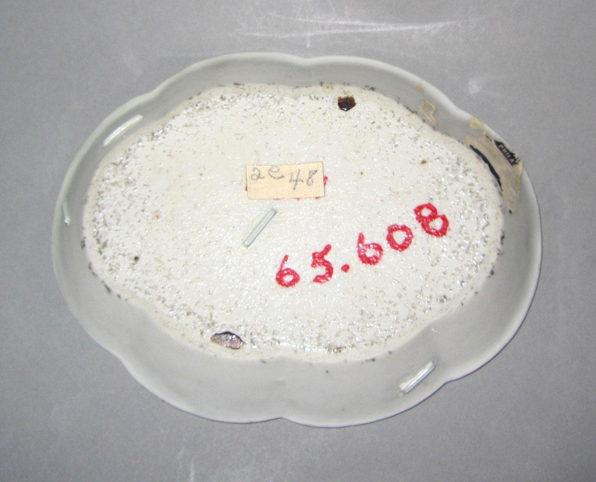 1965.0608 Porcelain spoon tray underside