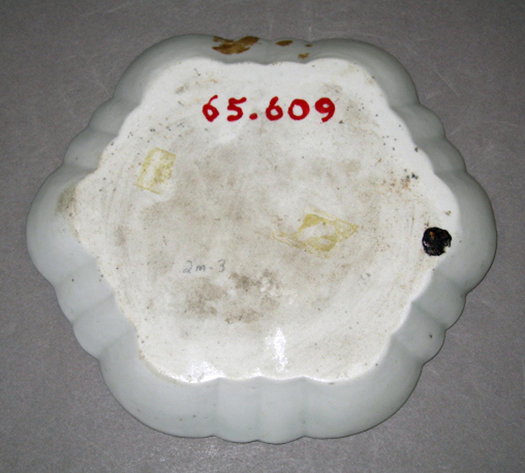 1965.0609 Worcester porcelain teapot stand (underside)