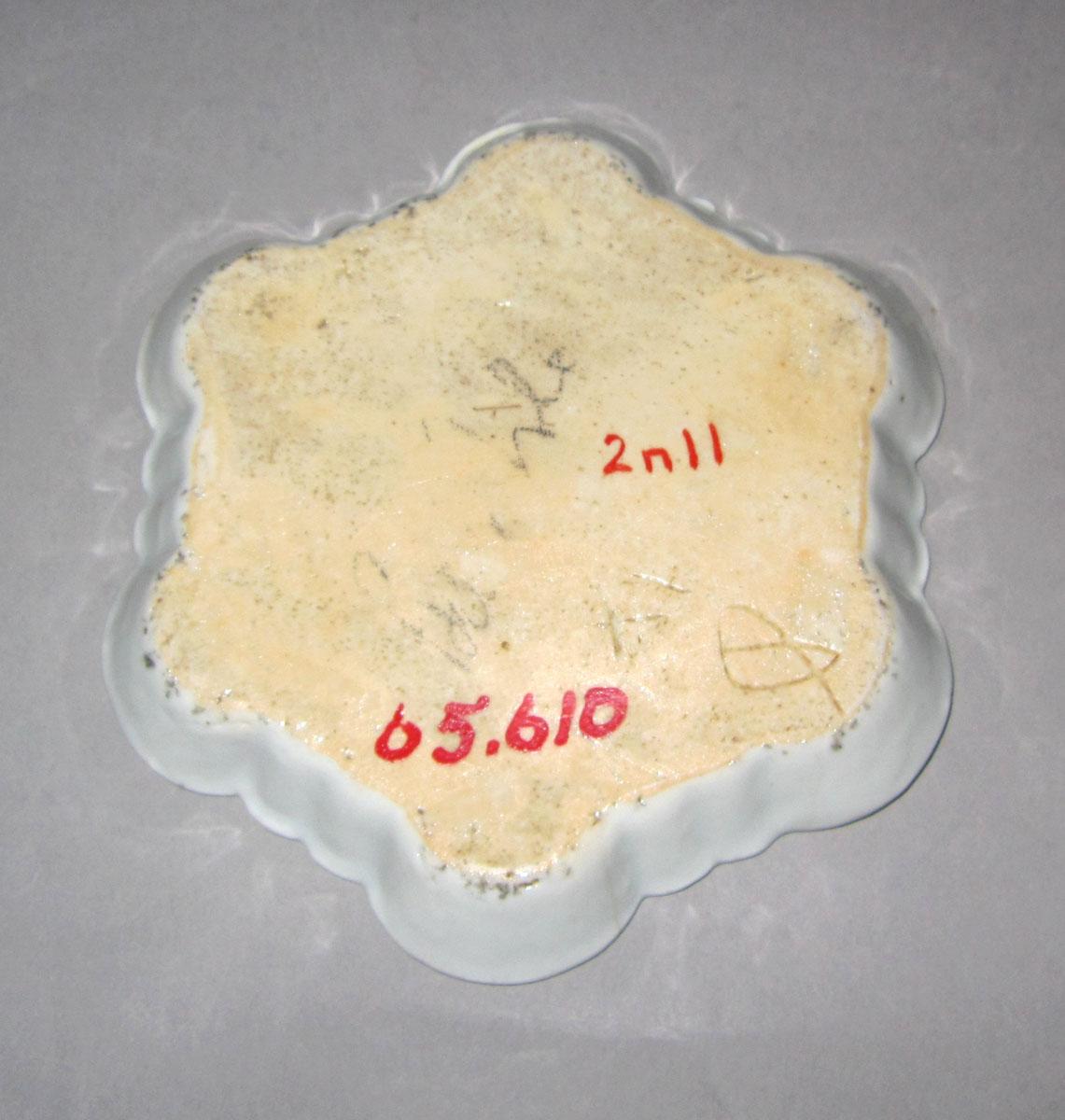 1965.0610 Porcelain teapot stand underside
