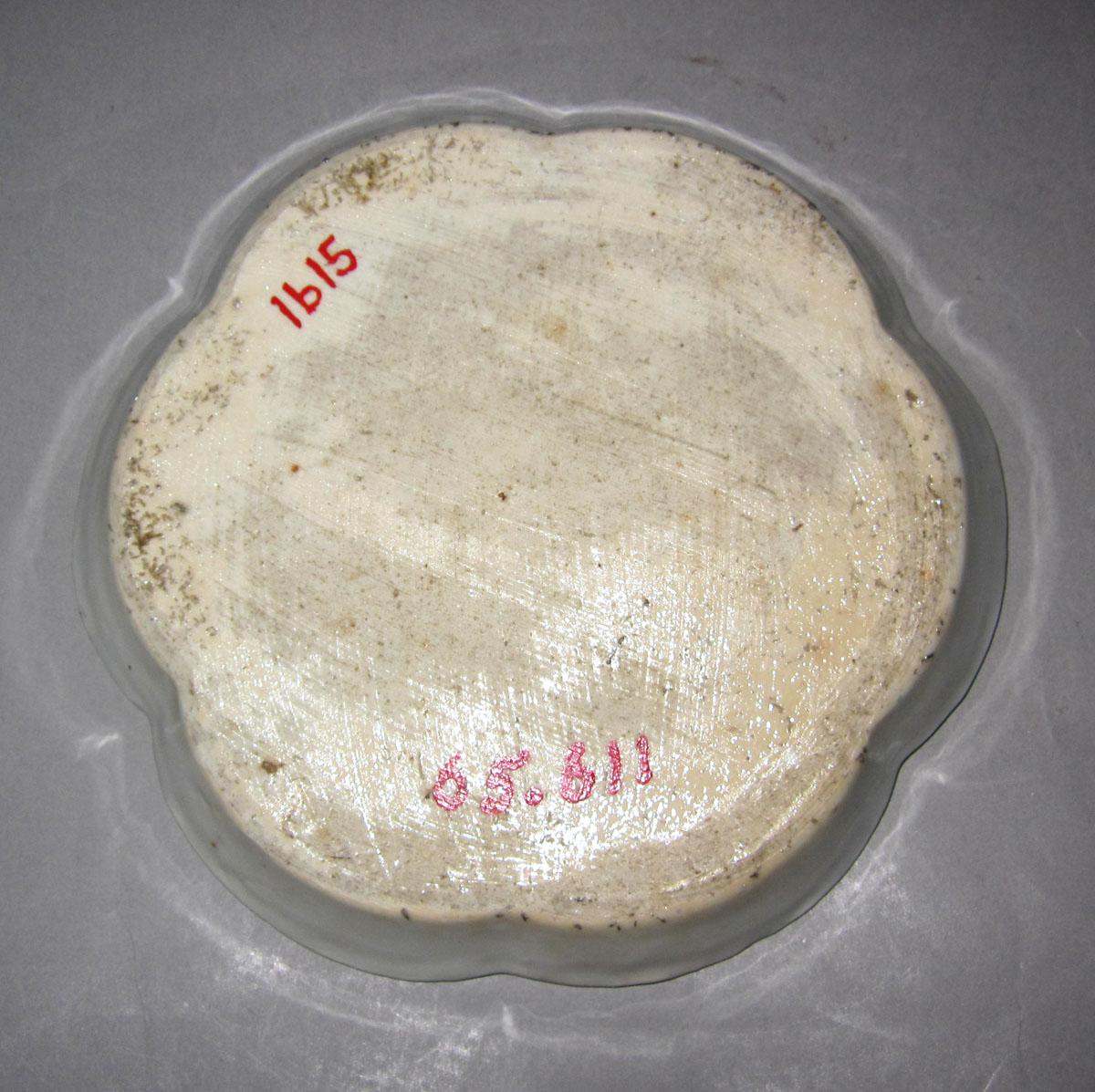 1965.0611 Porcelain teapot stand underside